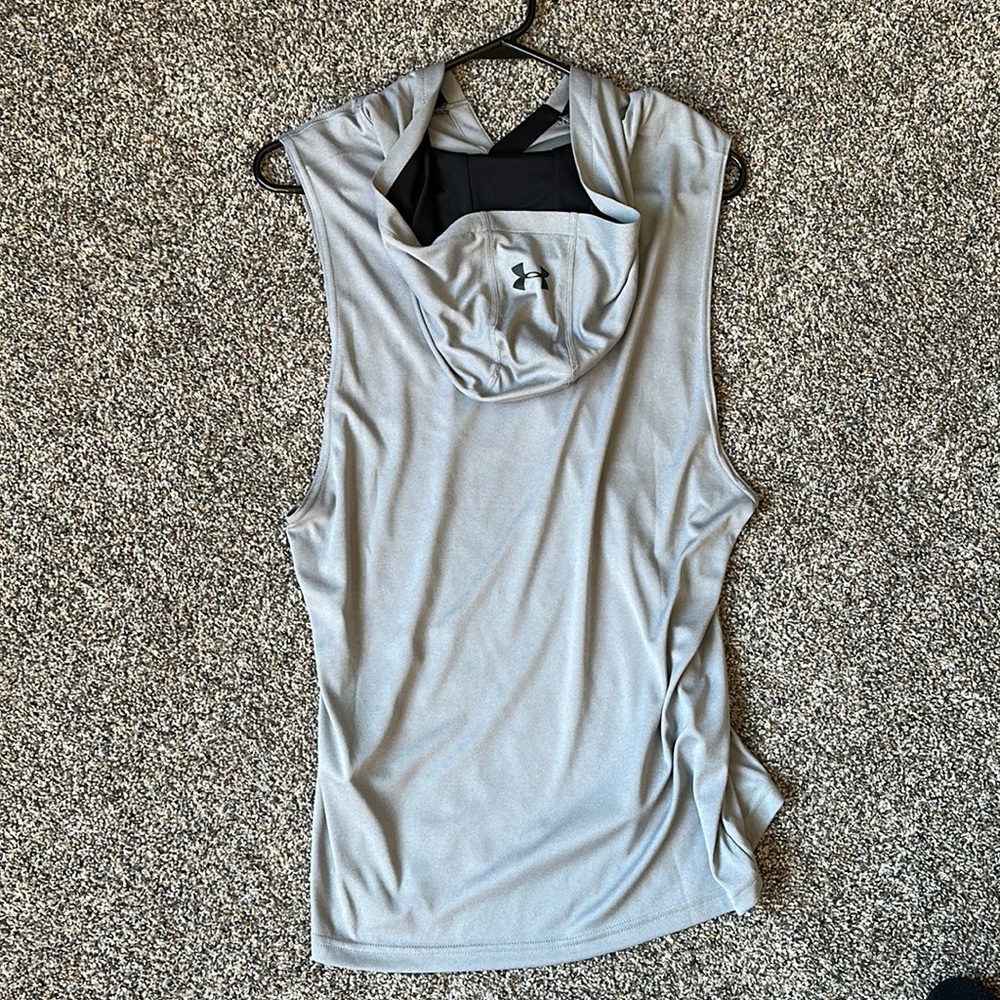 Under Armour hooded cutoff workout shirt - men’s M